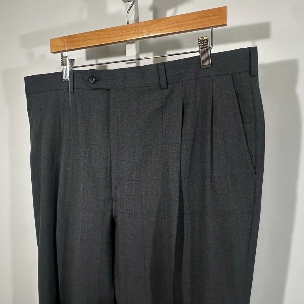 Burberrys Wool Gray Suit 42R jacket / 40W trousers Two-Button Blazer